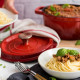 Ретро каструля Vintage Cuisine Чавунна з кришкою 2.2 л Червона